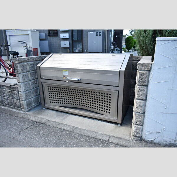 現地周辺 (敷地内ごみ置き場)