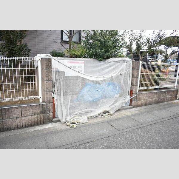 現地周辺 (敷地内ゴミ置き場)