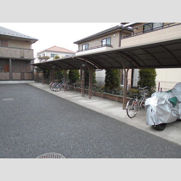 現地周辺 (屋根付きの駐輪場です!)