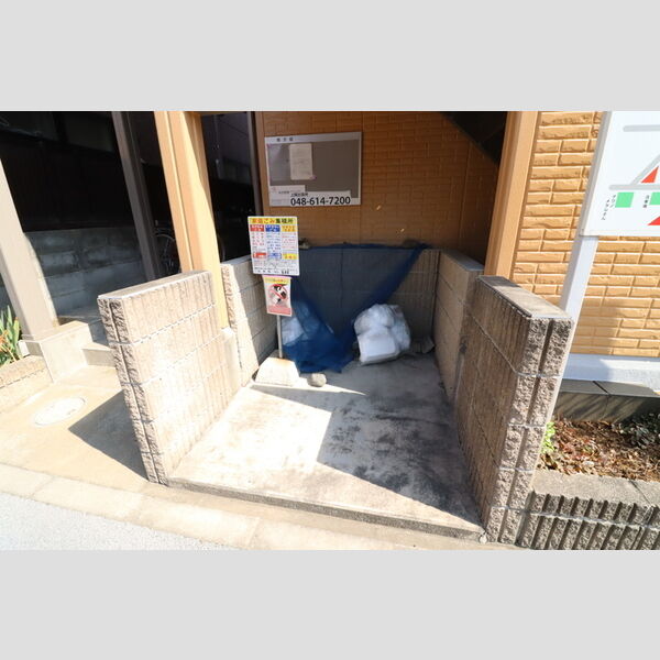 現地周辺 (敷地内ゴミ置き場)