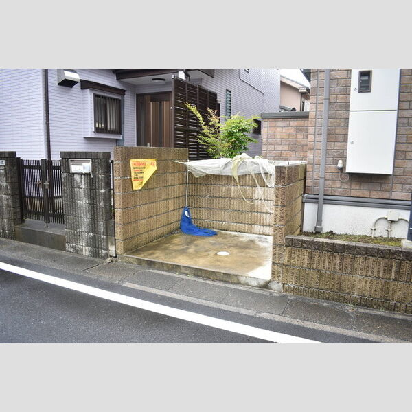 現地周辺 (敷地内ごみ置き場)