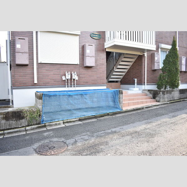 現地周辺 (敷地内ごみ置き場)