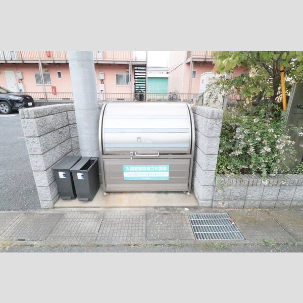 現地周辺 (ゴミストッカー)