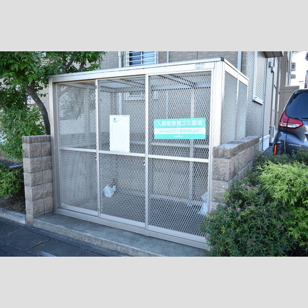 現地周辺 (敷地内ごみ置き場)