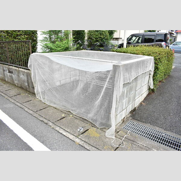 現地周辺 (敷地内ゴミ置き場)