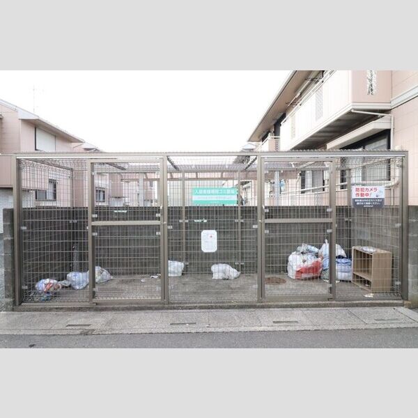 現地周辺 (敷地内ゴミ置き場)