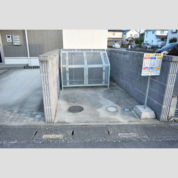 現地周辺 (敷地内ごみ置き場)