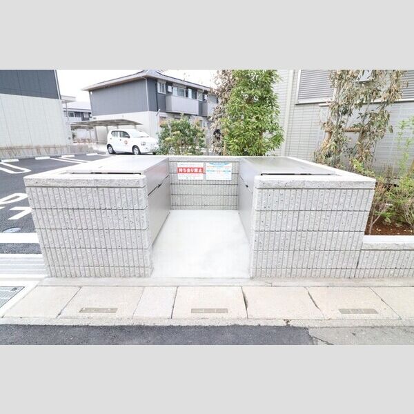 現地周辺 (敷地内ゴミ置き場)