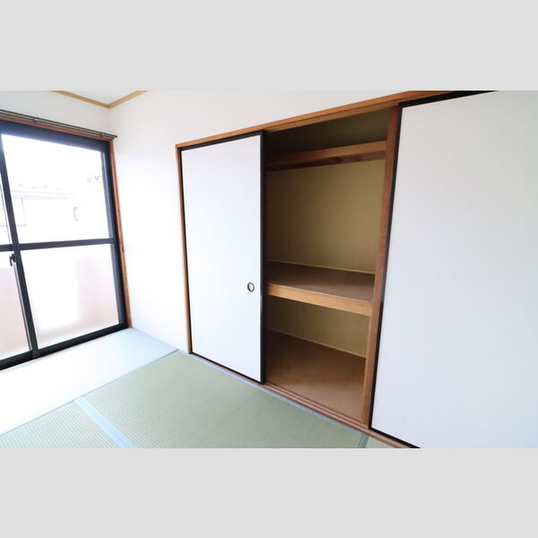 収納 (押入)