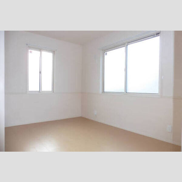 その他 (妻側窓で明るい北洋間)