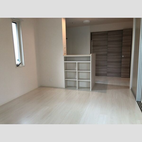 居室・リビング (白を基調とした開放感溢れるルームデザイン)