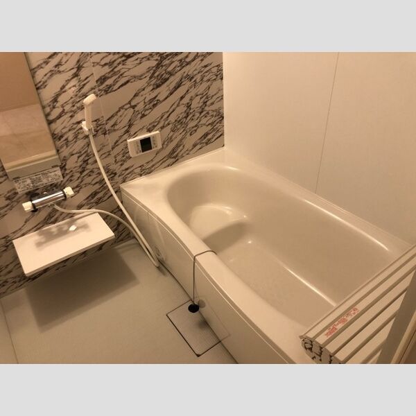 居室・リビング (追い焚き機能が付いた経済的なユニットバス)