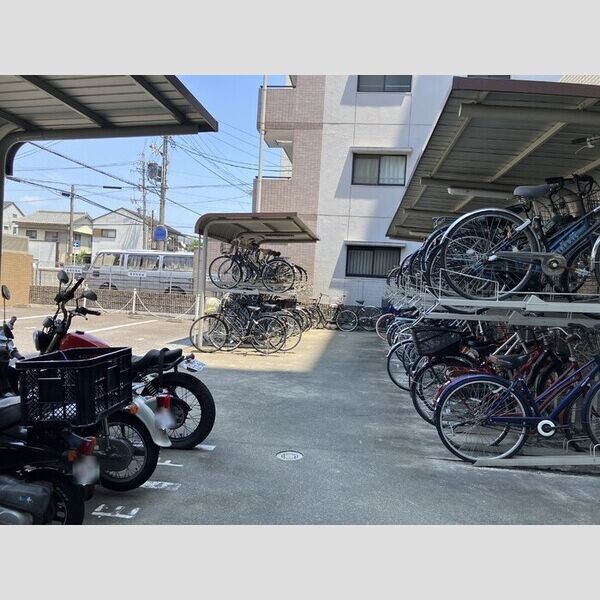 現地周辺 (駐輪場・バイク置き場。)
