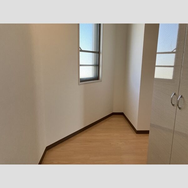 玄関 (角のお部屋だけ!風通しの良い窓と小スペース)